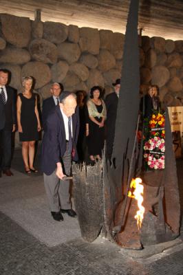 יו&quot;ר איגוד יוצאי וילנה והסביבה בישראל, מיכאל שמיביץ, מעלה את אש התמיד באוהל יזכור. ראשון משמאל - שגריר ליטא בישראל, דריוס דגוטיס